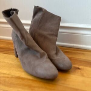 Old Navy Boots 9 3/25$